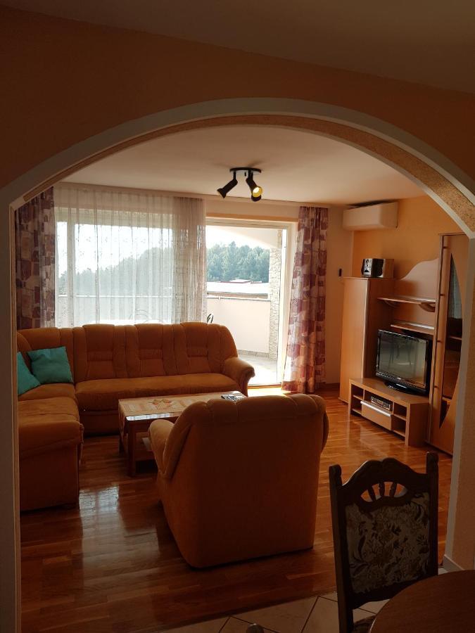 Apartmani Krajnovic 法扎纳 外观 照片